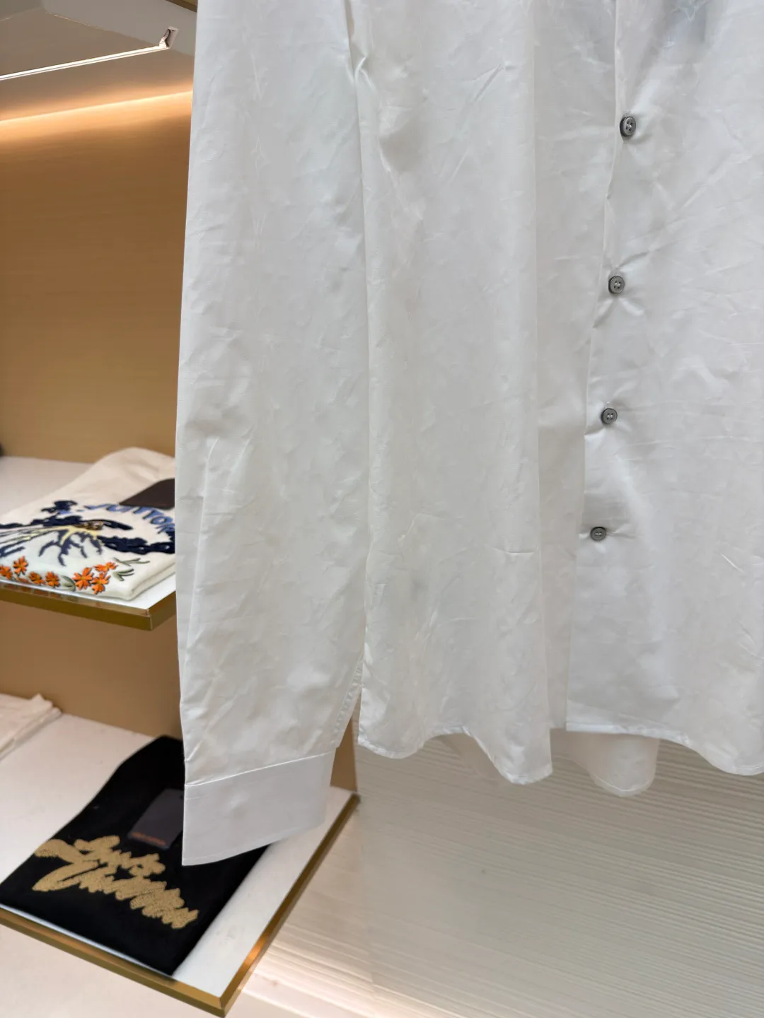 LOUIS VUITTON full-print jacquard long-sleeved shirt ●Original version: purchased and developed by 7550 ●Item number: 1681837-A75 ●Fabric: cotton jacquard fabric ●Technology: printing production ●Color: white ●Version: fitted version ●Weight: about 205 grams ●Size: 36-38-40-42 ●Description: This LV lapel shirt is made of high-count combed cotton jacquard fabric. The brand logo is hidden in the fabric texture through precision jacquard technology. The texture is delicate and high-end. The craftsmanship adopts manual overlocking processing, and the stitching on the collar, placket, cuffs and other details is even and neat, and the edges are smooth and burr-free, taking into account both durability and sophistication. The single-row buttons are made of matte metal buckles of the same color, echoing the texture of the fabric and fastening smoothly. The silhouette is slim and slightly loose, and the length, shoulder width and other data are accurately adapted according to the size gradient. The curved hem design enhances the fit. The fabric is skin-friendly and breathable. It is recommended to wash it by hand to protect the jacquard texture. It is a business and casual item that combines texture and practicality. The overall wiring is straight and delicate, the fabric is comfortable and soft, and the color is consistent without color difference. It can be matched with the same style to create a fashionable look and control various occasions. Customized accessories, complete with three standards, same style for men and women!